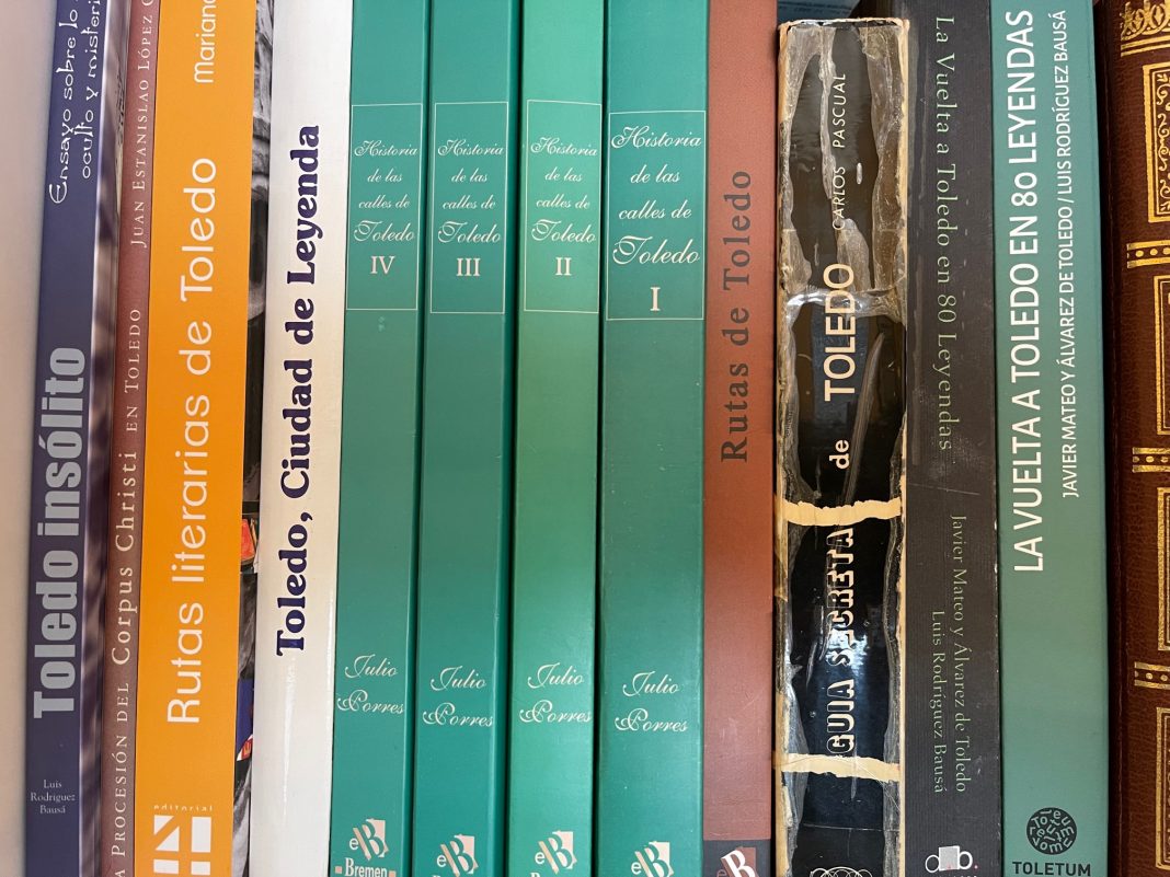 Libros de Toledo en una estantería