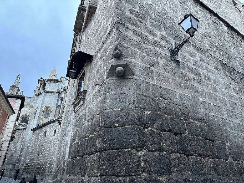 Esferas de piedra en una esquina de la Catedral de Toledo (2024)