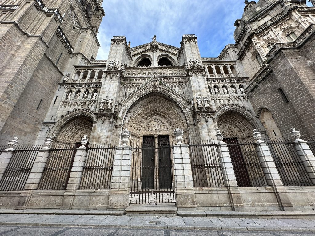 Puertas en la fachada de la Catedral de Toledo (2024)